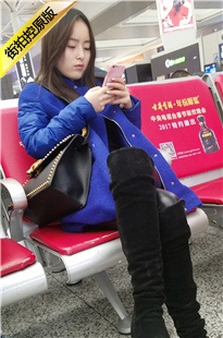 4K-黑色紧身皮裤高筒靴漂亮长发美女[672M/MP4]