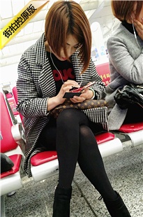 4K-高铁站候车的黑色打底SW美妇[710M/MP4]