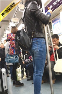 地铁拍摄蓝色紧身牛仔裤长腿翘臀美眉[262M/MOV]