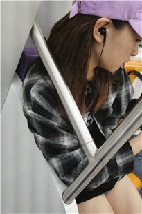 粉色圆帽格子上衣女孩[768M]