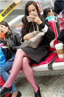 4K-高铁站候车的红丝黑色连衣裙女人[701M/MP4]