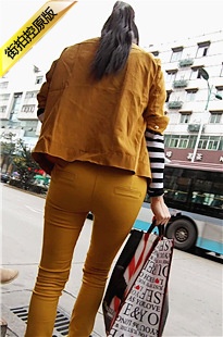 车站娇小的黄色紧身裤MM[151M/MP4]