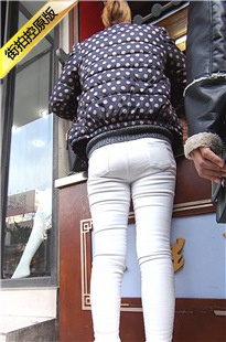 紧身白裤女子，走得真快[876M/MP4]