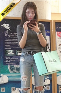 4K-正在等人的牛仔裤翘臀极品美女[921M/MP4]