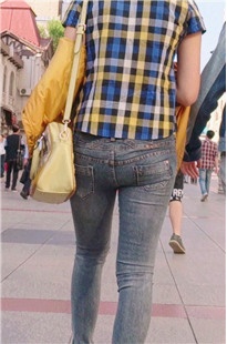 两个牛仔裤美眉逛街[126M/MP4]