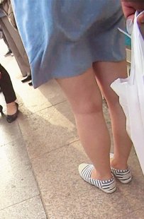 [光腿系列第6集] 公交车站小清新嫩腿[76M/MP4]