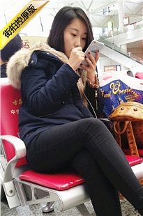 4K-深蓝色外套黑色紧身裤美眉[718M/MP4]