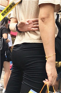 街拍黑色紧身裤MM [322M/MOV]