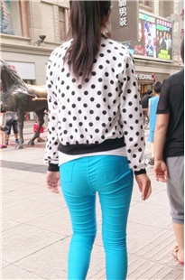 近距离跟拍蓝贴身布裤美眉[136M/MP4]