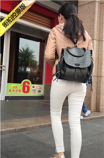 背着包包的白色紧身裤美眉[235M/MOV]