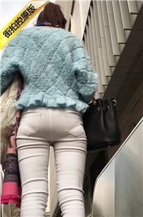 紧身白裤妹妹上自动扶梯[260M/MOV]