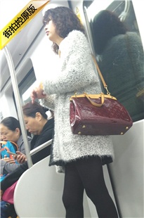 4K-地铁黑丝黑高鞋卷发MM[516M/MP4]