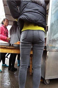 高挑的灰色紧身牛仔裤MM[176M/MP4]