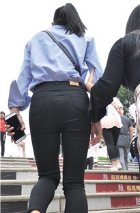 紧身丰满包屯黑牛仔美眉JS127[4.02G]