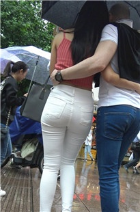 4K超清！极品紧身白裤丰臀shaofu,sao味十足！[MP4/2GB]