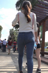 高跟蓝牛紧臀大学妹[8P]