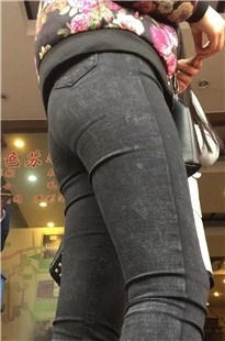 紧身牛仔裤等买烤猪蹄[664M/MP4]