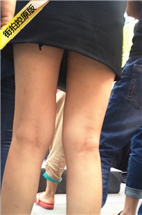 街拍黑色连衣裙丰臀长发美眉高挑嫩腿[189M/MOV]