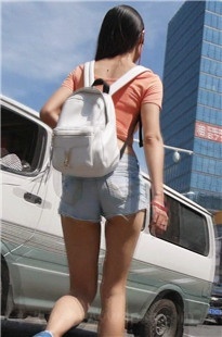 背双肩包的极品高挑热裤美眉[1.04G/MP4]