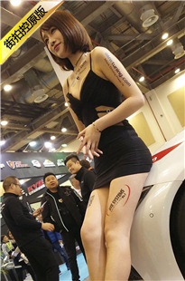 4K-车展上黑色紧身连衣包臀裙短发极品美女车模[524M/MP4]