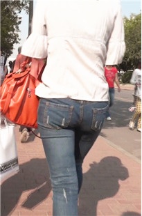 街头跟拍两个紧身牛仔裤圆臀MM[224M/MTS]