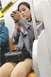 4K-灰色风衣街拍肉丝美眉[950M/MP4]