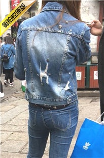 街拍牛仔裤宽臀美眉[164M/MOV]