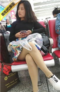 4K-火车站候车的肉丝花裙女子[672M/MP4]