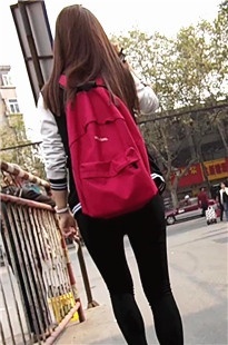 紧身黑裤小妹买车票，我陪小妹排会儿队[590M/MP4]