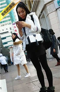街拍黑丝黑色短裤美眉[440M/MP4]