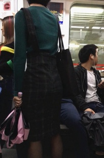 地铁拍摄格子包臀长裙黑丝MM[263M/MOV]