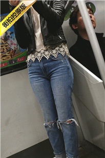 4K-地铁拍摄牛仔裤美女，前三角区一览无遗[1.16G/MP4]