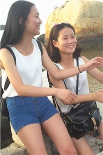 妹子你玩你的自拍，我看你的饱满前三角[122M/MP4]