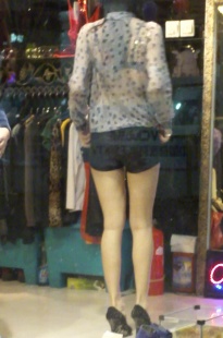 极品美女在试穿黑色热裤[51.2M/MP4]