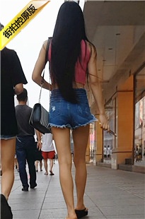 街拍蓝色牛仔热裤长腿长发美女[391M/MP4]