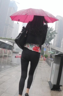 雨中尾随跟拍性感MM的翘臀诱惑[365M/AVI]