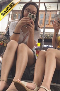 坐在石阶上的短裙美眉，有看点哦[264M/MOV]