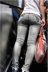 牛仔裤紧臀美眉[42.9M/MP4]