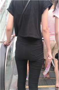 高艳美女的笔直紧身裤勒臀[843M/MP4]