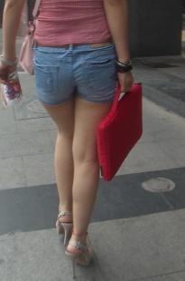 牛仔热裤MM，走起路来屁屁都变形了[47.1M/MP4]