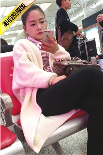 4K-火车站拍摄白色毛衣美眉[709M/MP4]