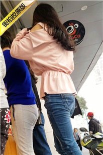 4K-排队买饮品的紧身牛仔裤高跟美眉[642M/MP4]