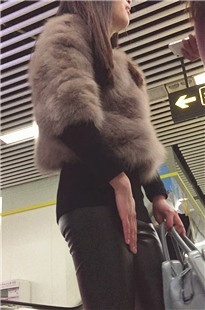 地铁站跟拍黑色布裤美女，手部动作十分诱惑[1.69G/MP4]