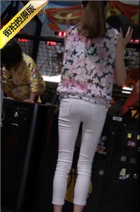 白色紧身裤小臀妹子在玩投篮机[253M/MP4]