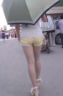 黄色牛仔热裤妹子臀紧[199M/MP4]