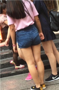 三个年轻丰满热裤小妹[257M/MOV]