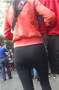 打底裤外穿的紧身美臀美眉，有点小肉感哦[296M/MP4]