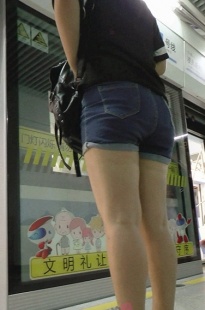 地铁上牛仔热裤大妹子，夹得很紧[1.14G/MP4]