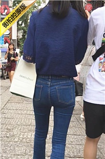街拍蓝色紧身牛仔裤翘臀美眉[433M/MOV]