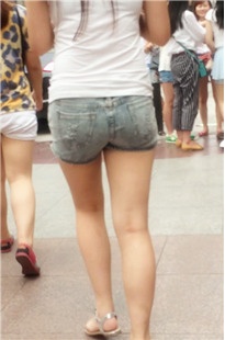 街拍4个热裤妹子[226M/MOV]